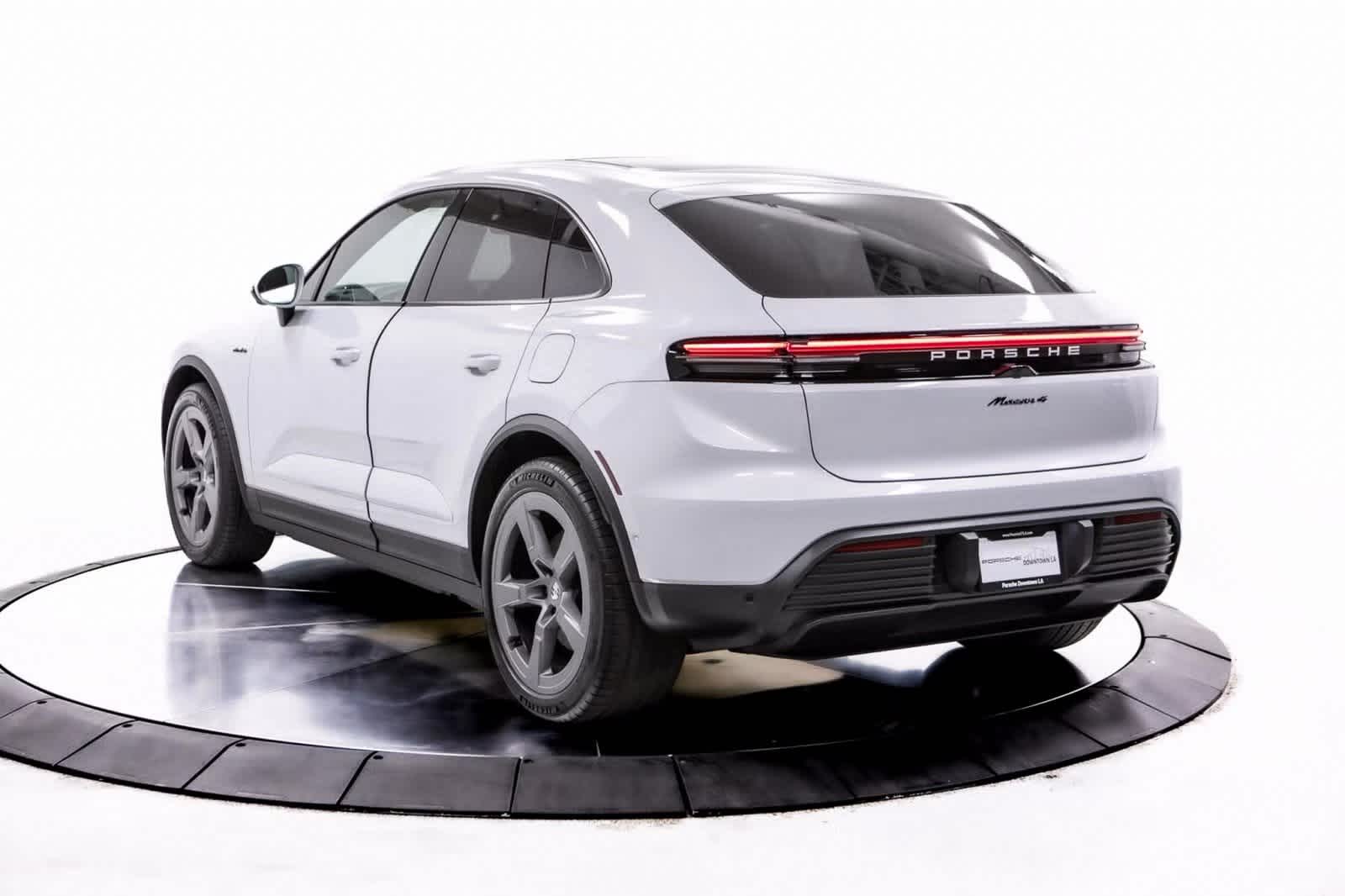 Thumbnail: 2025 Porsche Macan - 3