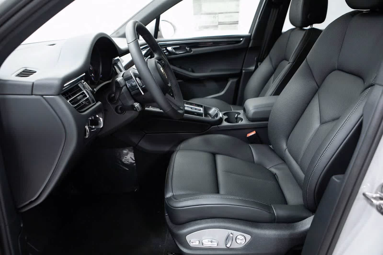 Thumbnail: 2026 Porsche Macan - 23