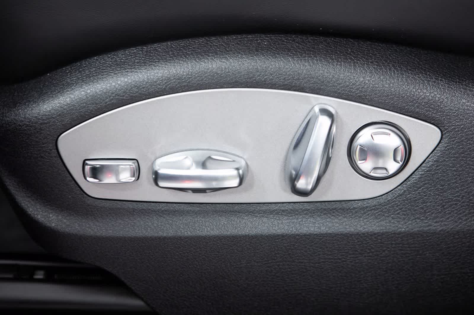 Thumbnail: 2026 Porsche Macan - 24