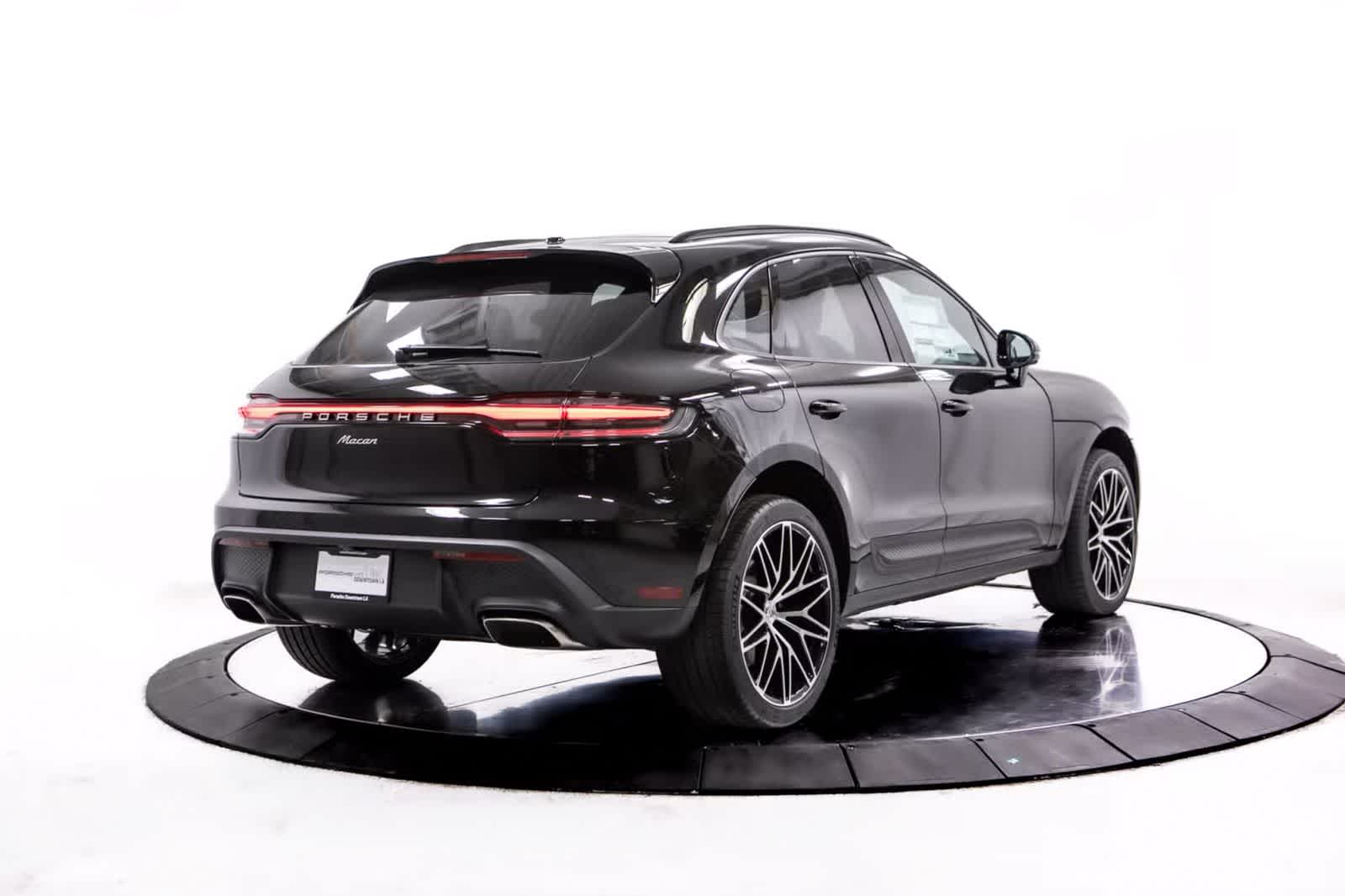 Thumbnail: 2026 Porsche Macan - 7