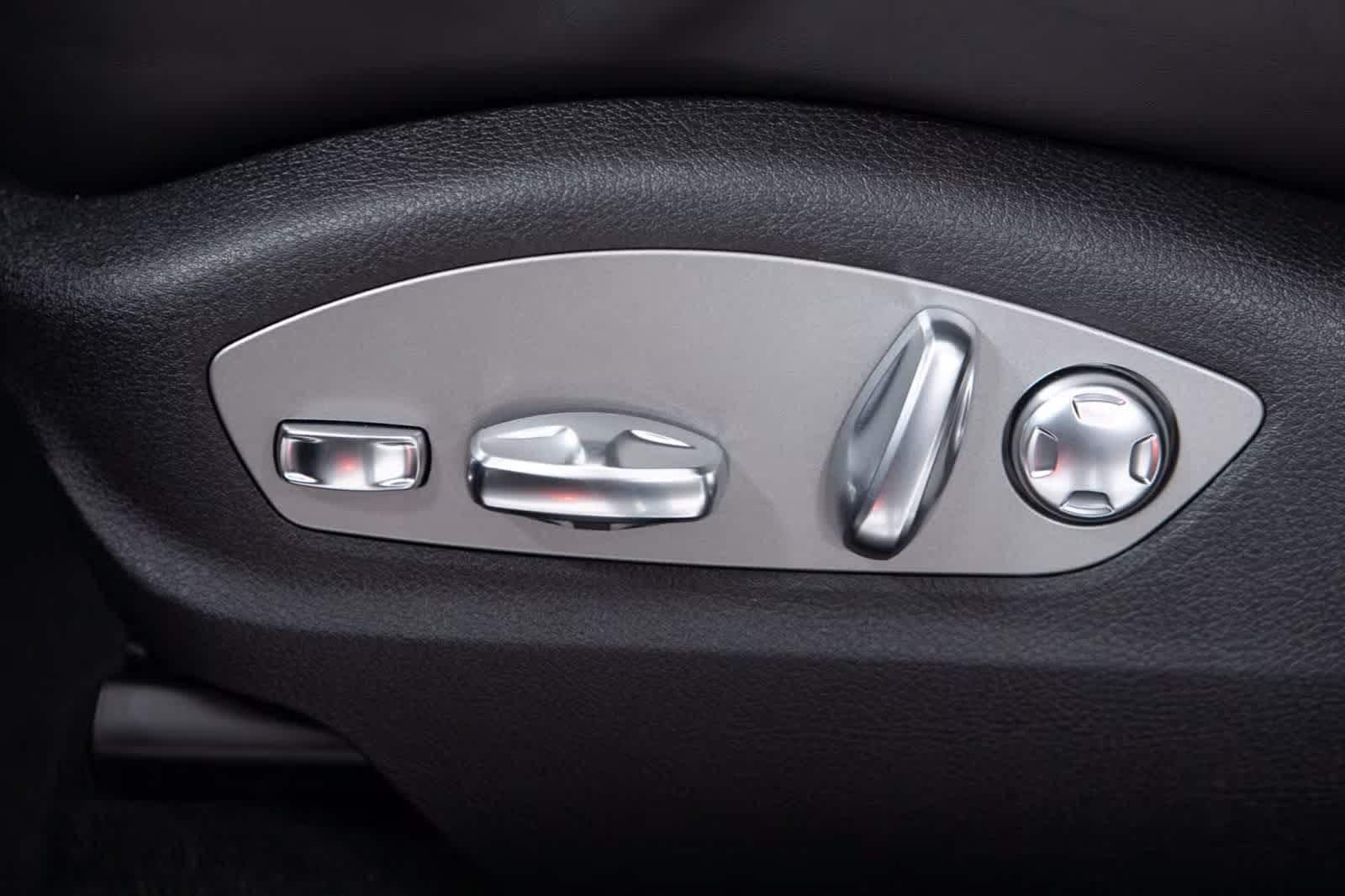 Thumbnail: 2026 Porsche Macan - 23
