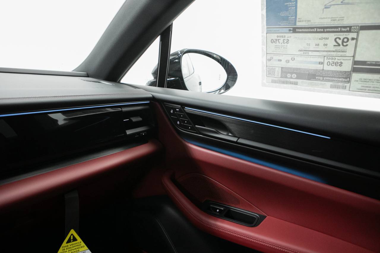 Thumbnail: 2026 Porsche Macan - 32