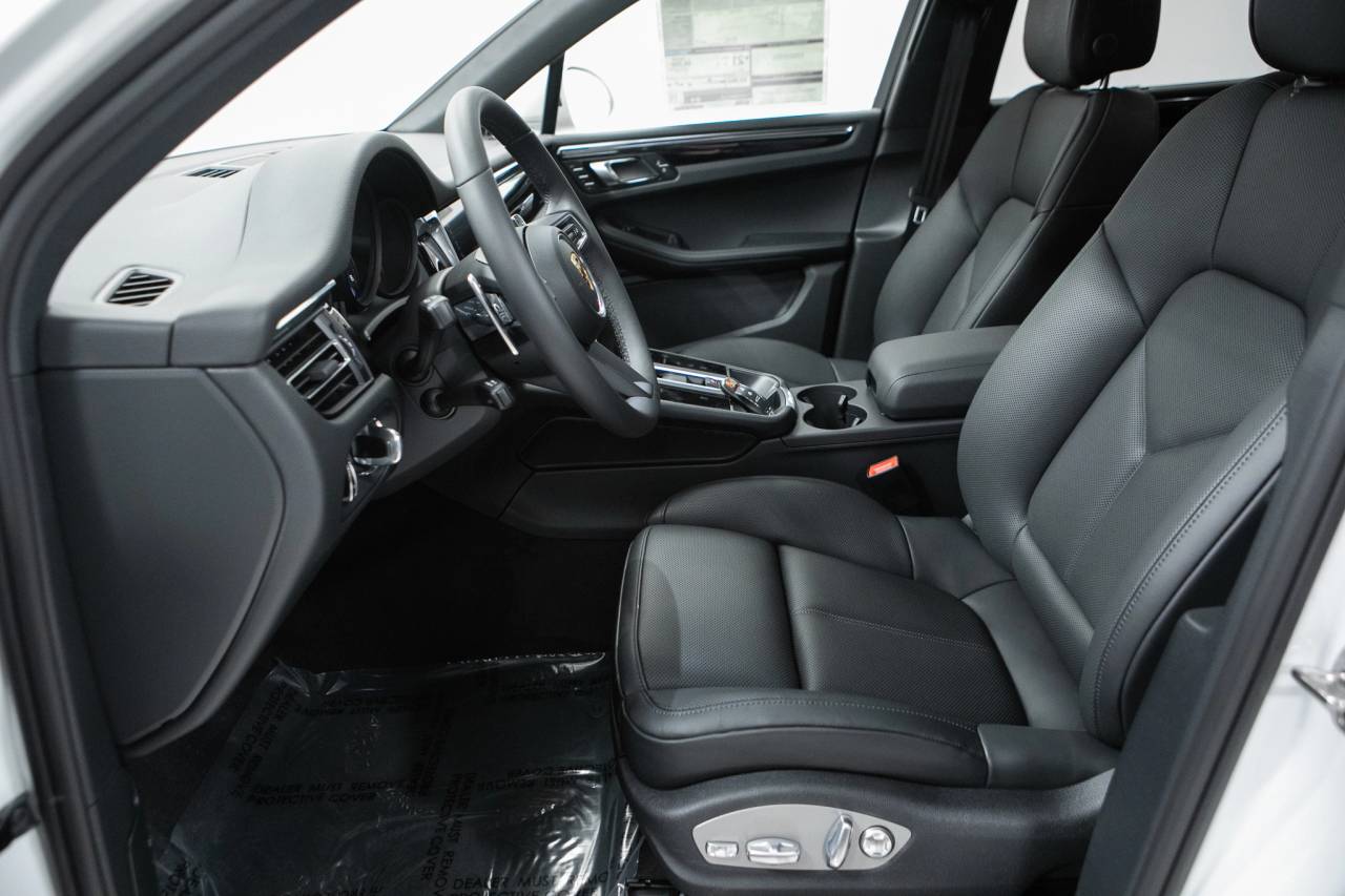 Thumbnail: 2026 Porsche Macan - 23