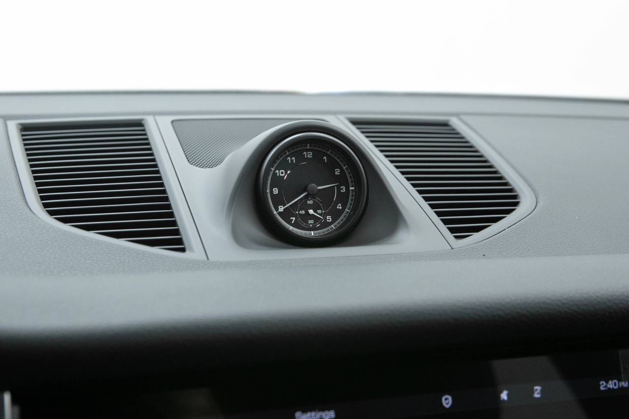 Thumbnail: 2026 Porsche Macan - 30