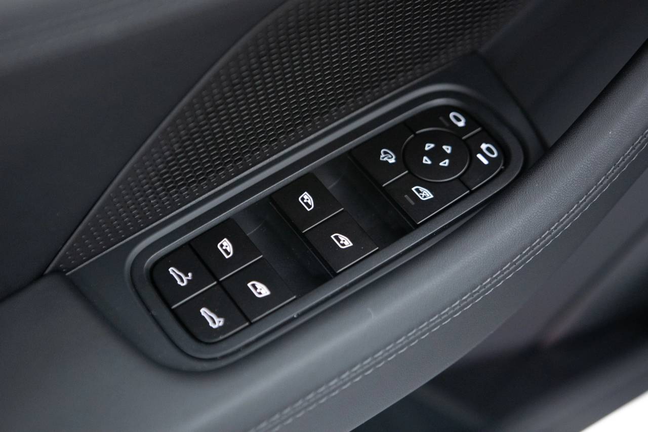 Thumbnail: 2026 Porsche Panamera - 25