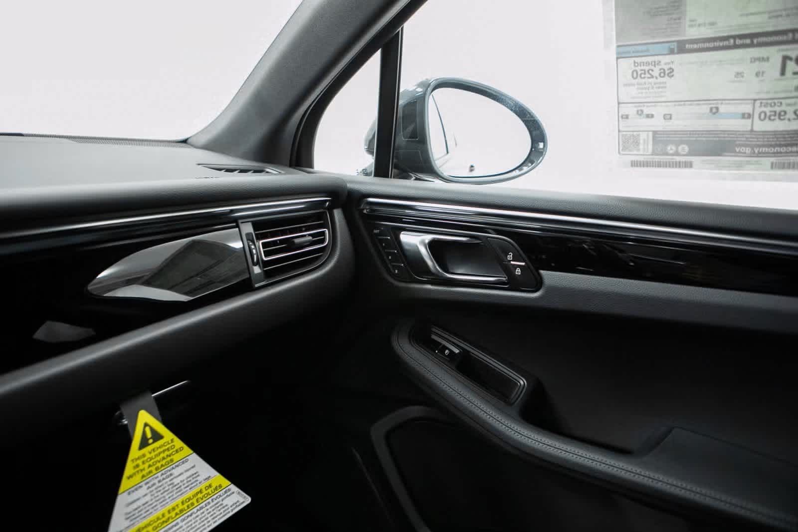 Thumbnail: 2026 Porsche Macan - 25