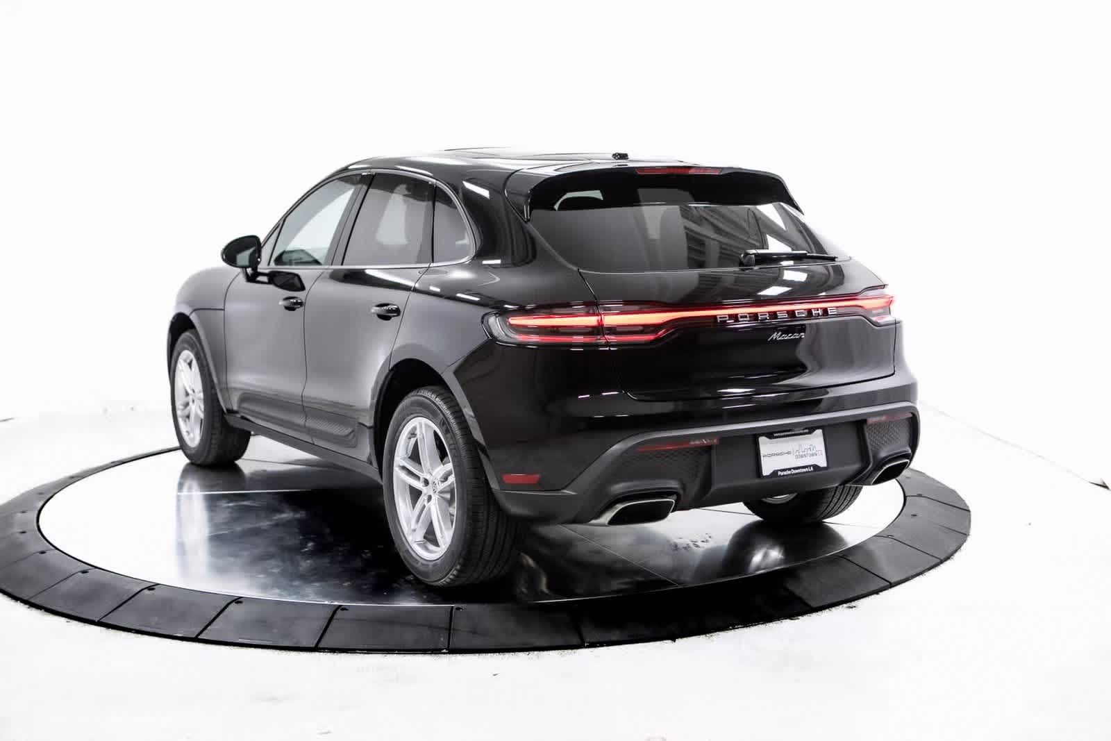 2025 Porsche Macan Base photo 3