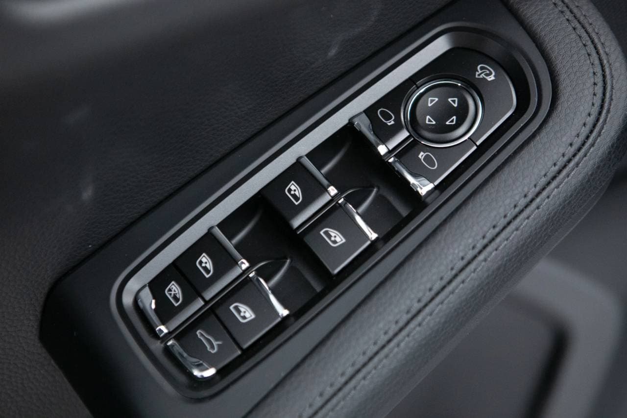 Thumbnail: 2026 Porsche Macan - 26