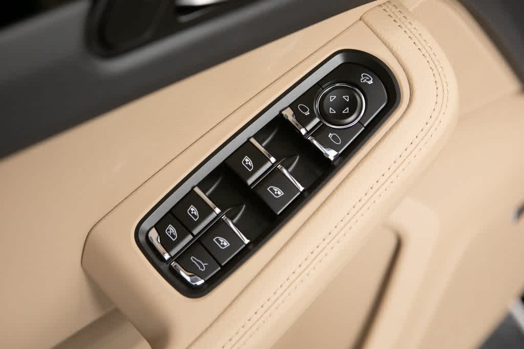 Thumbnail: 2025 Porsche Macan - 22