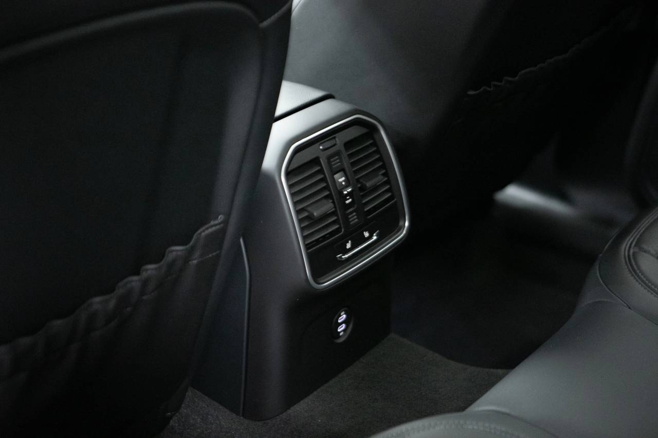 Thumbnail: 2026 Porsche Macan - 37