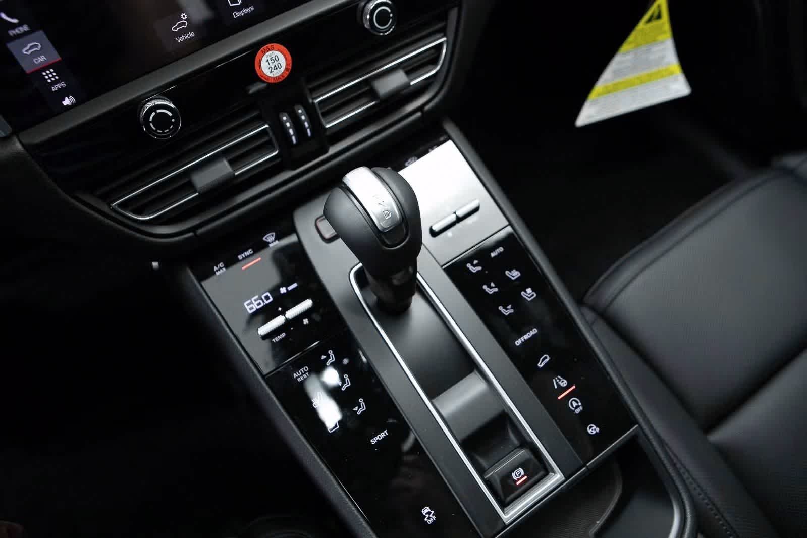 Thumbnail: 2026 Porsche Macan - 34