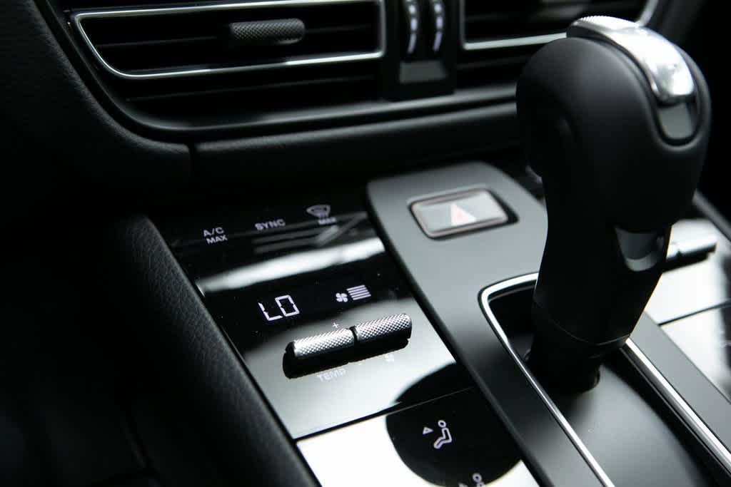 Thumbnail: 2025 Porsche Macan - 27