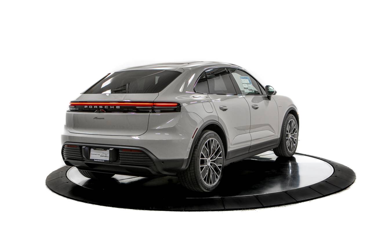 Thumbnail: 2026 Porsche Macan - 7