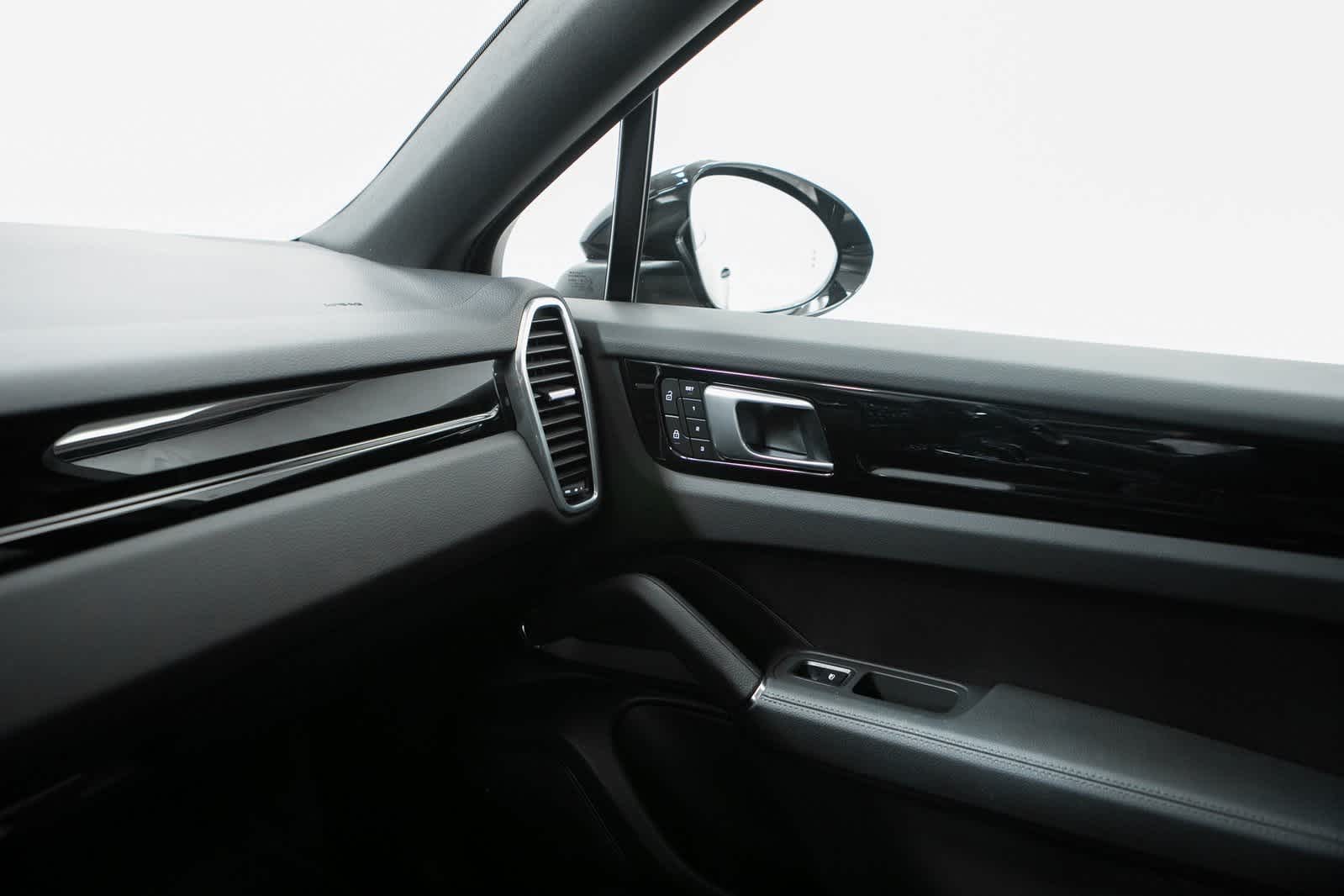 Thumbnail: 2022 Porsche Cayenne - 24