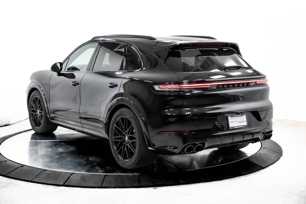 2025 Porsche Cayenne GTS photo 3