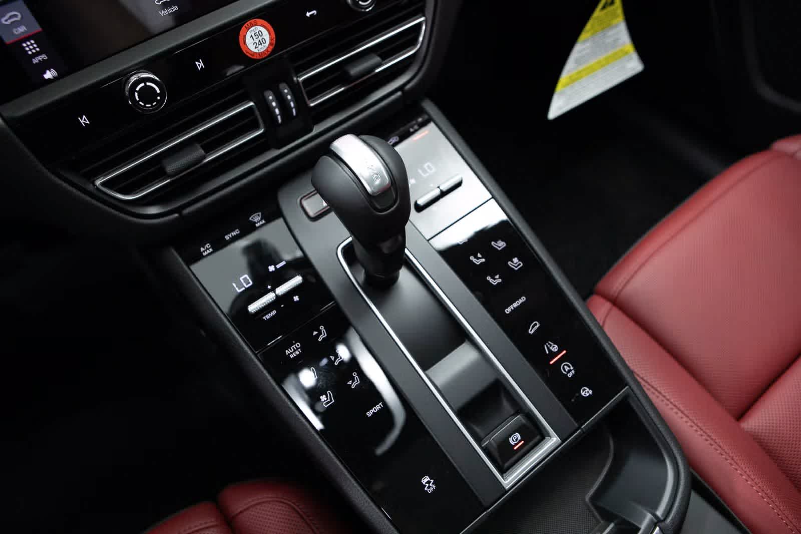 Thumbnail: 2025 Porsche Macan - 29