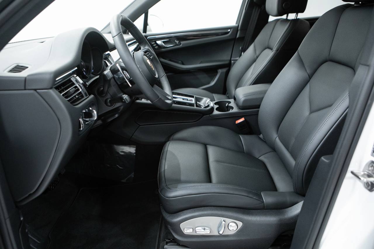Thumbnail: 2026 Porsche Macan - 23