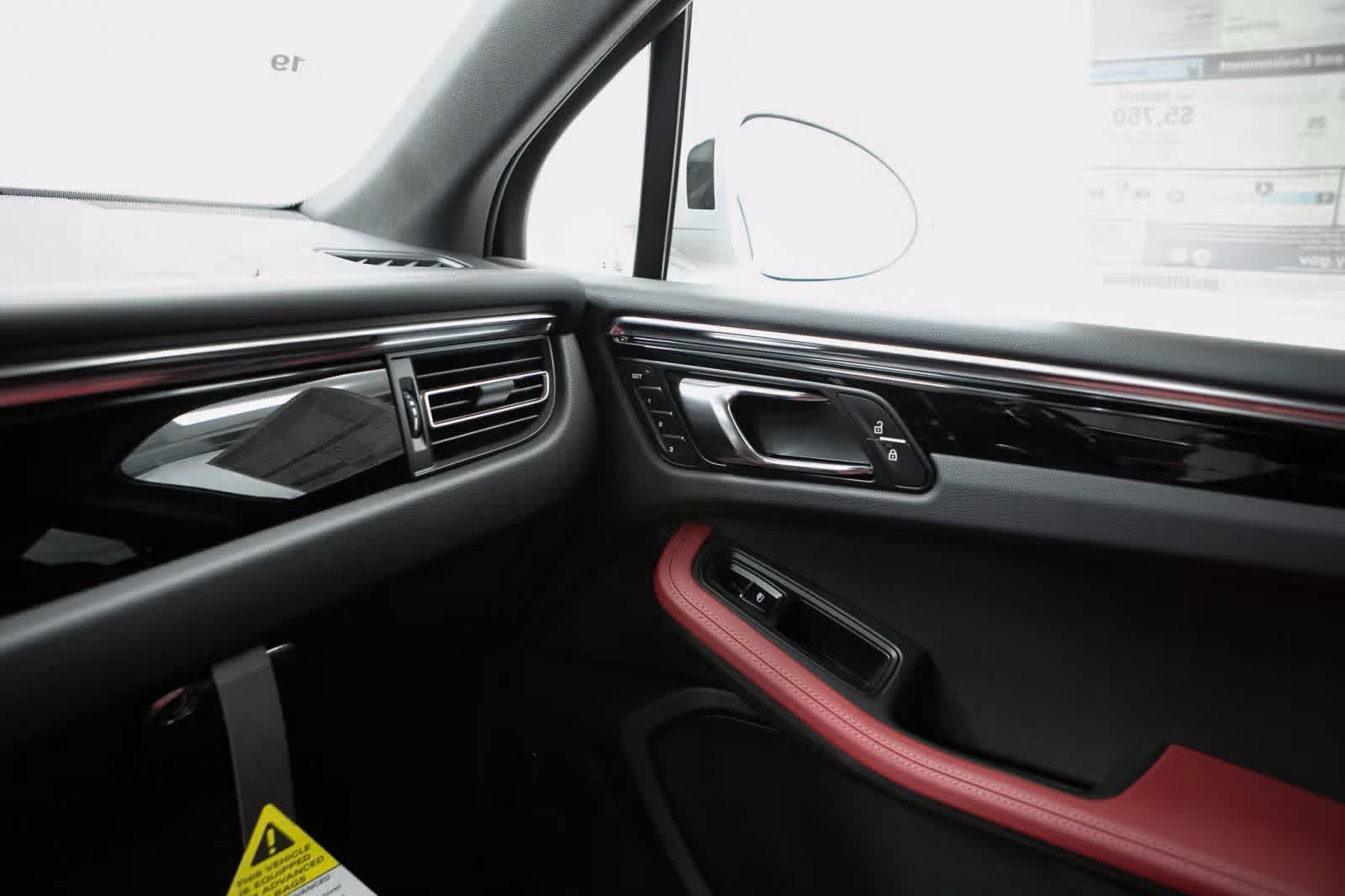 Thumbnail: 2025 Porsche Macan - 32