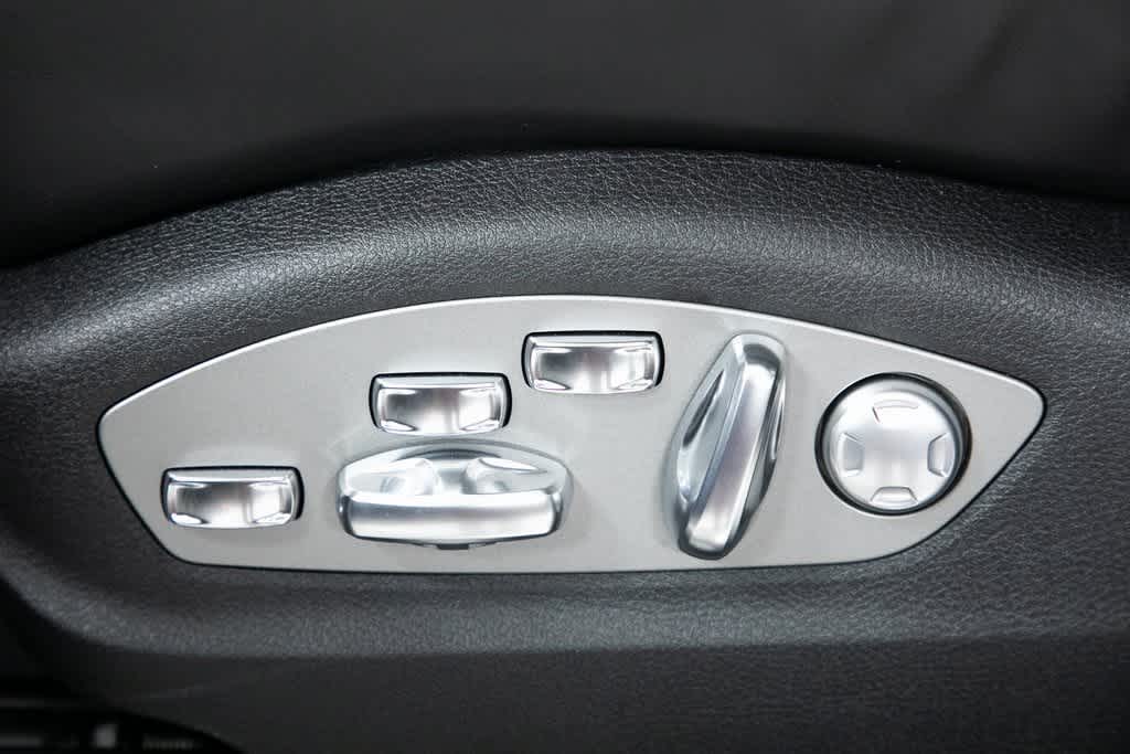 Thumbnail: 2025 Porsche Macan - 17