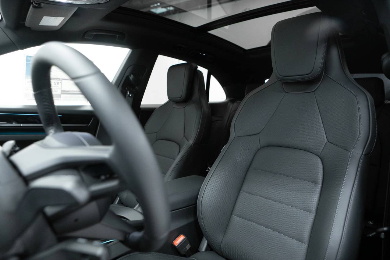 Thumbnail: 2026 Porsche Macan - 5