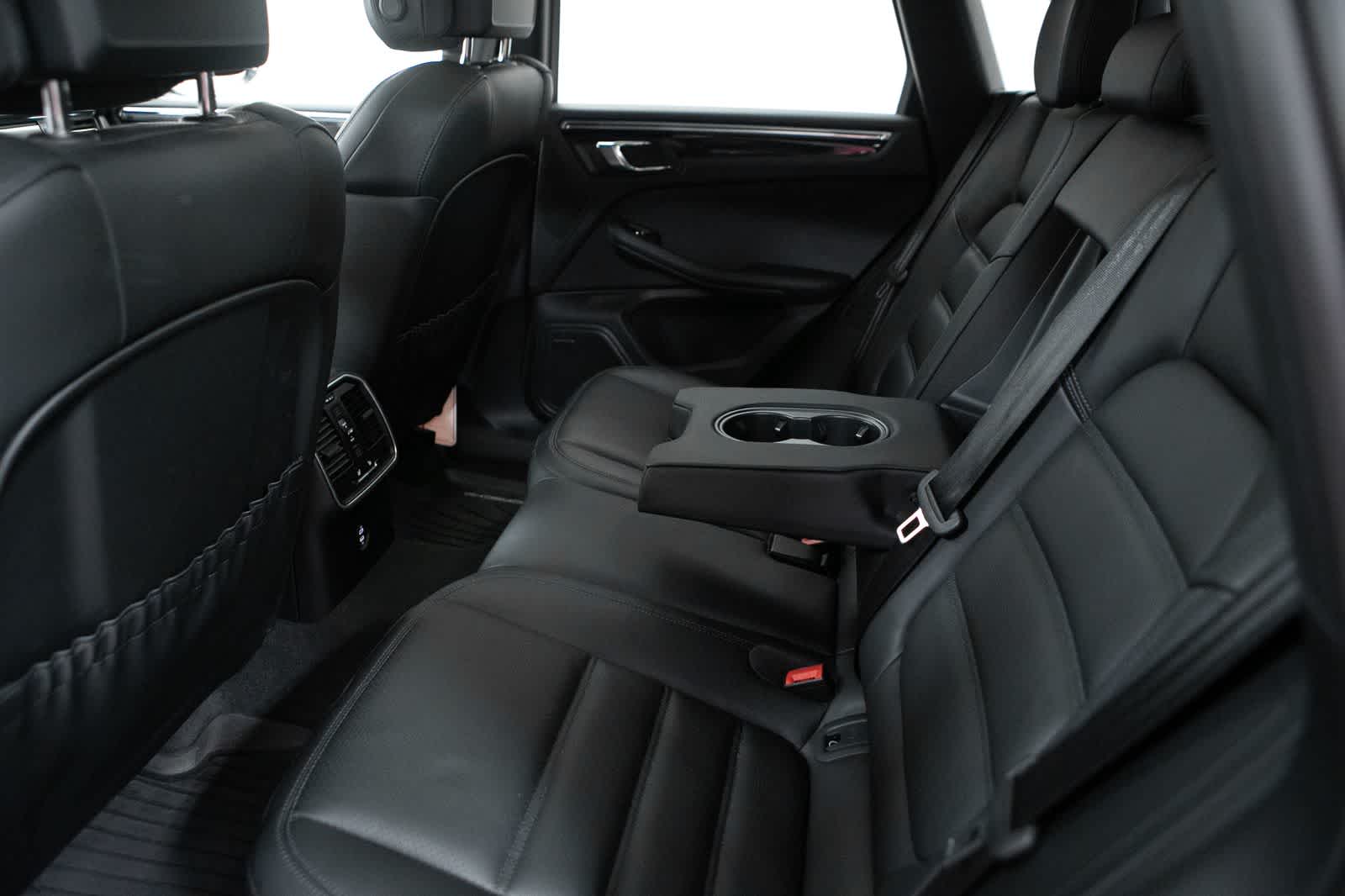 Thumbnail: 2026 Porsche Macan - 36