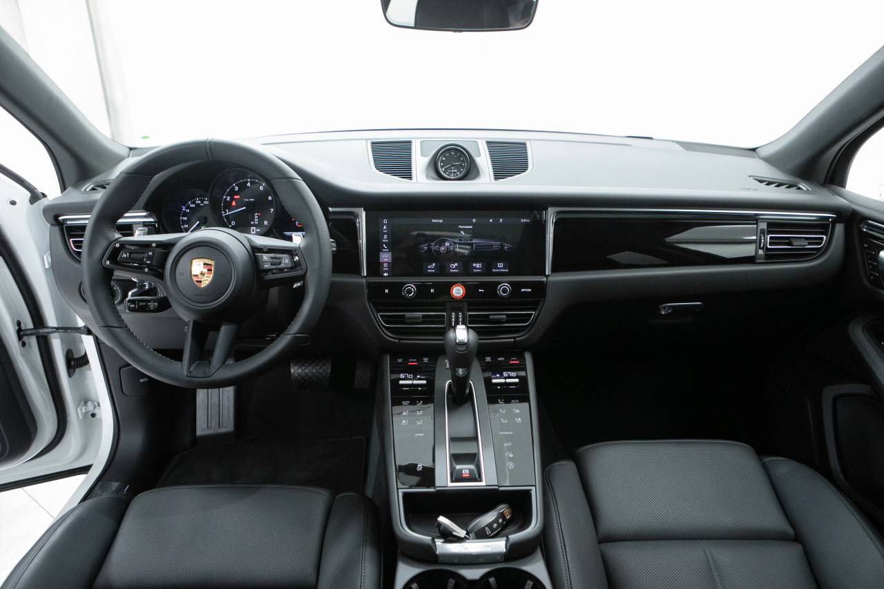 Thumbnail: 2026 Porsche Macan - 20