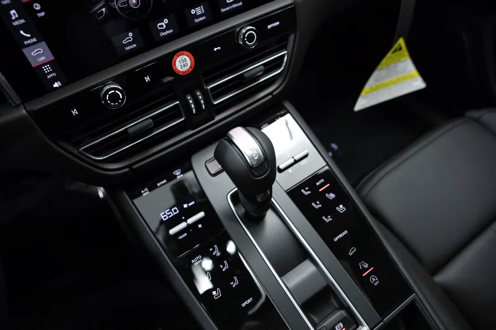 Thumbnail: 2026 Porsche Macan - 27