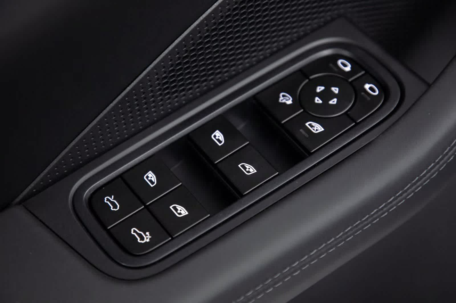 Thumbnail: 2025 Porsche Macan - 19