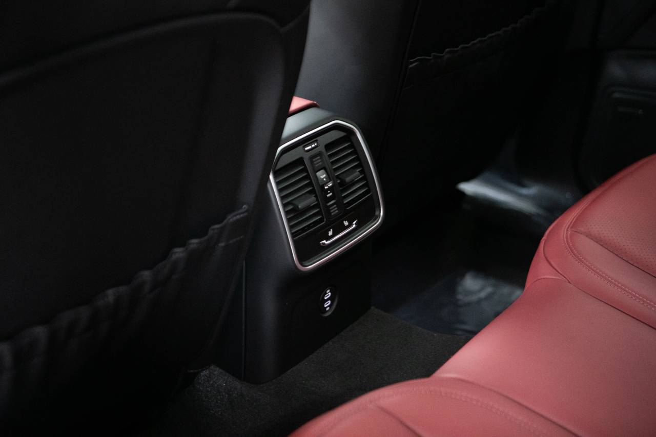 Thumbnail: 2026 Porsche Macan - 35