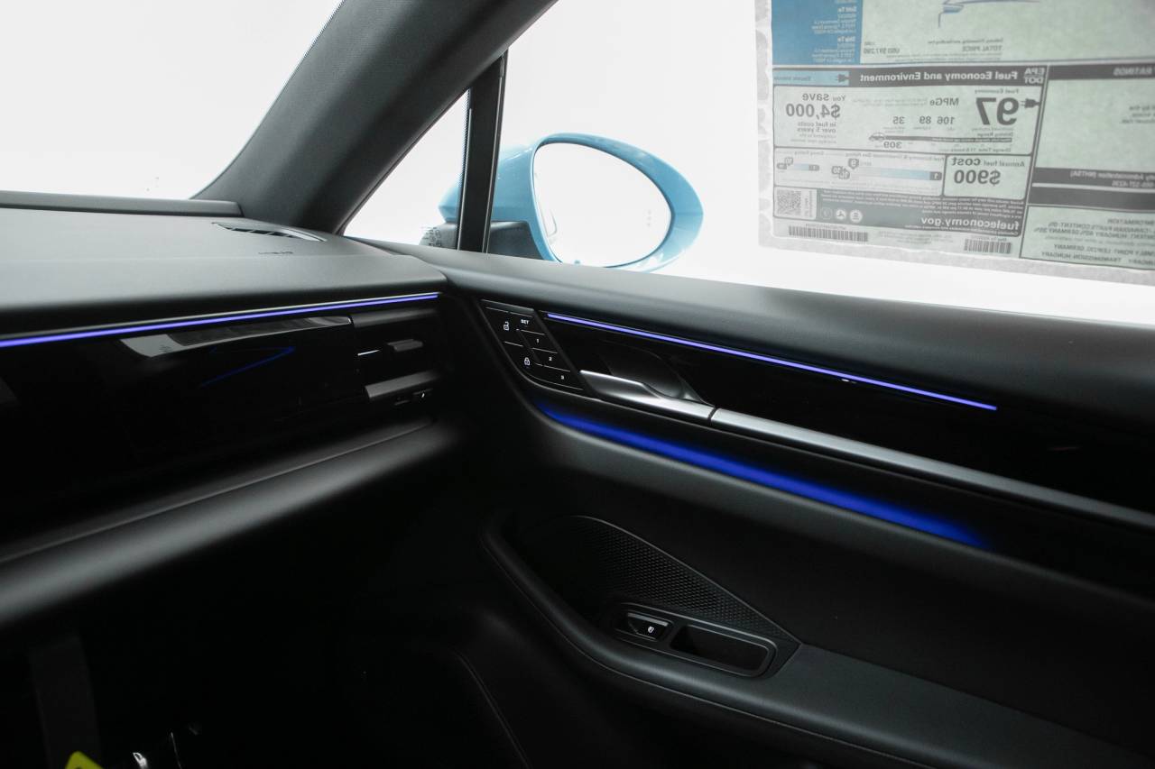 Thumbnail: 2026 Porsche Macan - 30