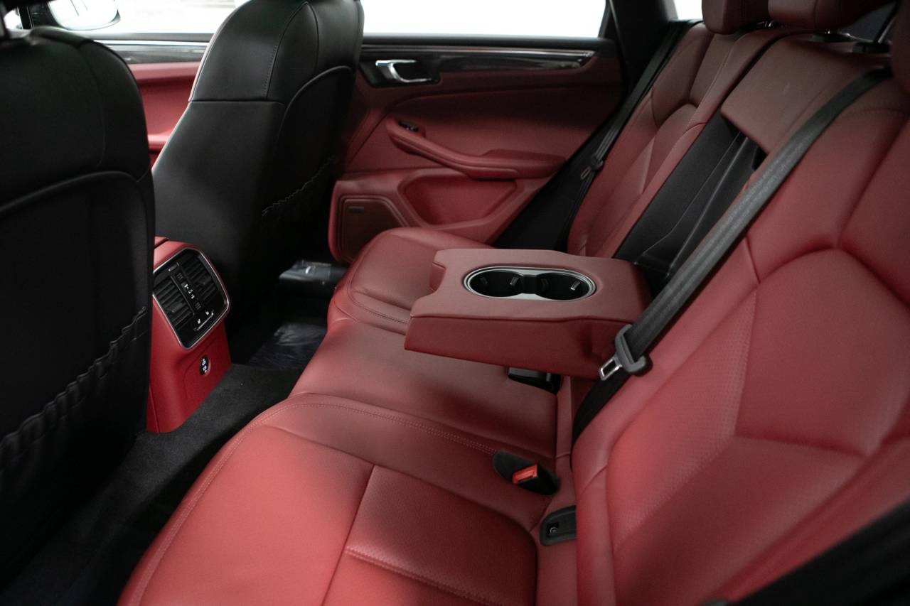 Thumbnail: 2026 Porsche Macan - 35