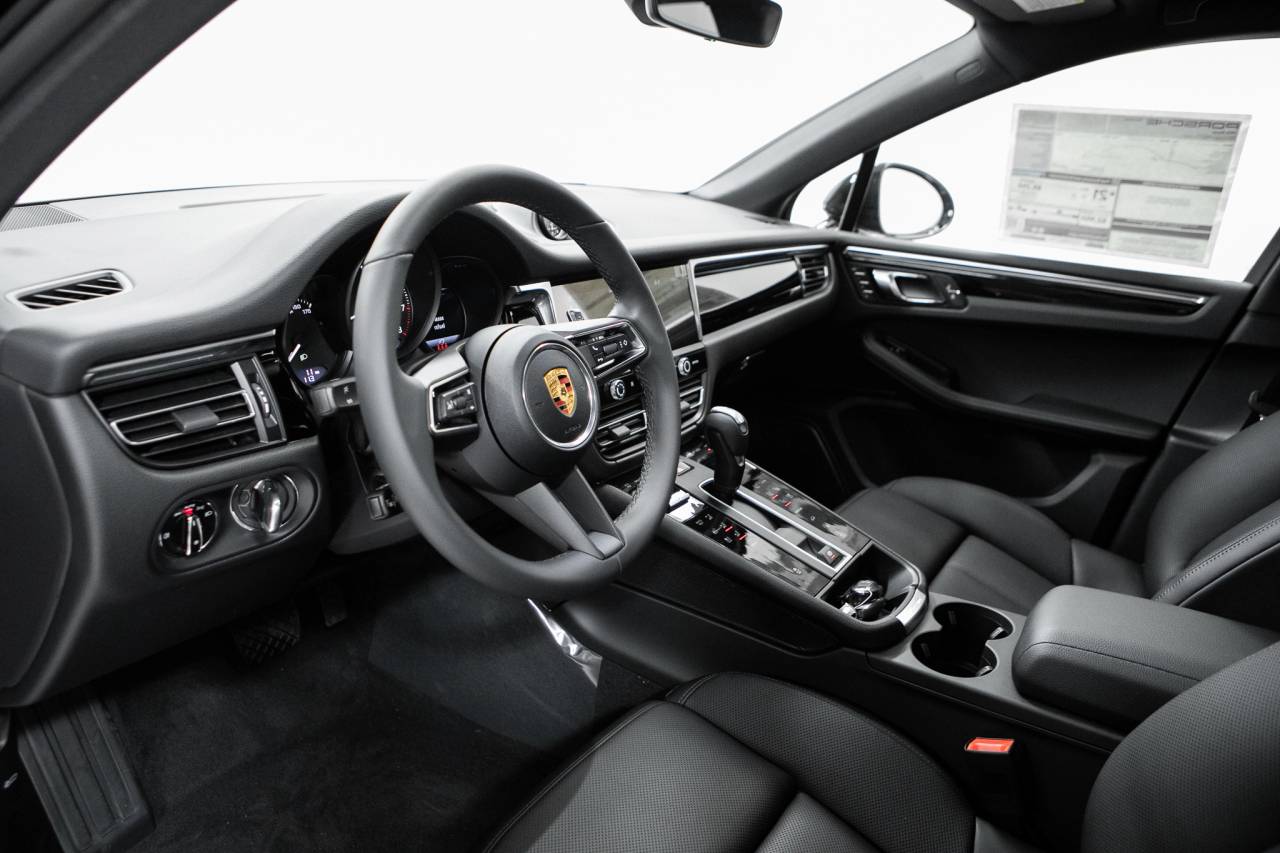 Thumbnail: 2026 Porsche Macan - 4