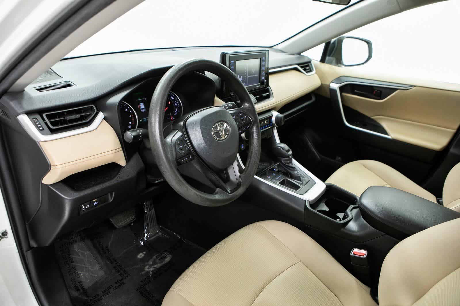 2021 Toyota RAV4 LE photo 3