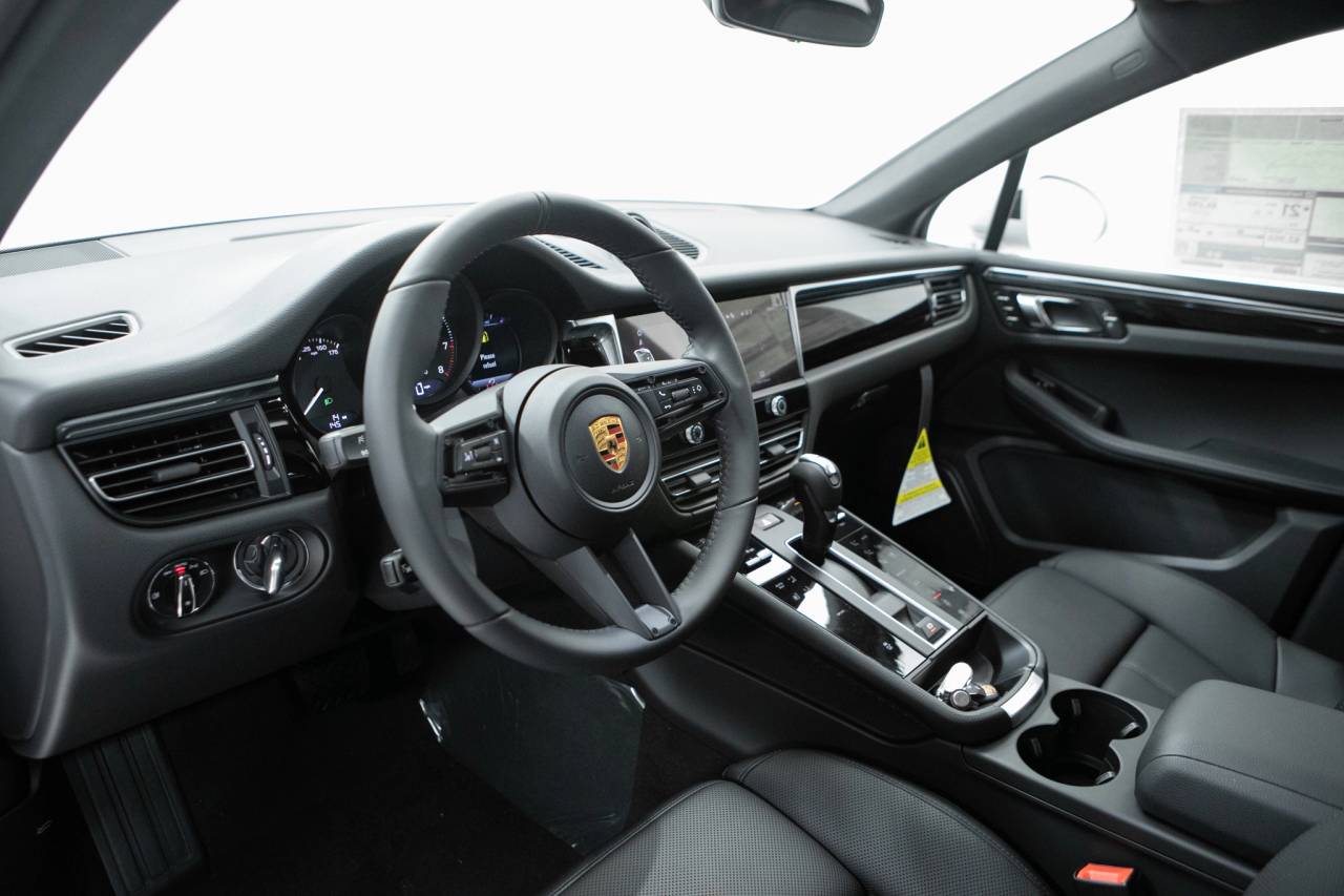 Thumbnail: 2026 Porsche Macan - 4