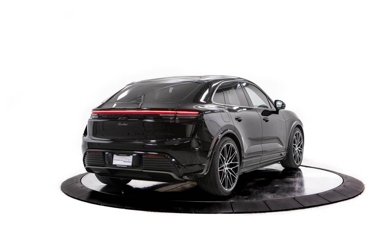 Thumbnail: 2026 Porsche Macan - 7