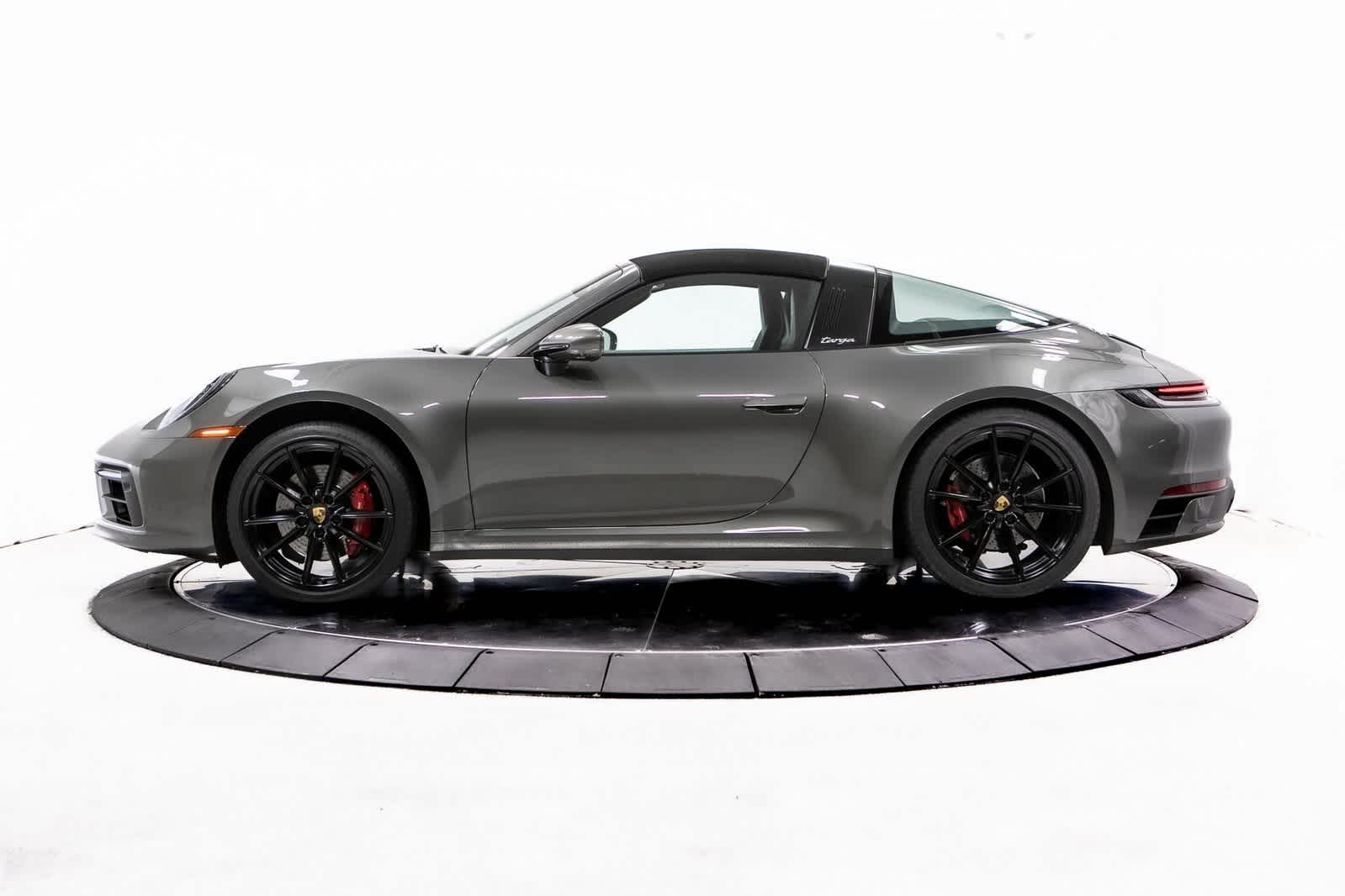 2022 Porsche 911 Targa 4S photo 2