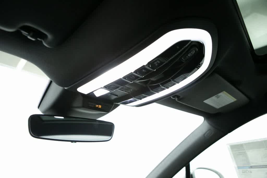 Thumbnail: 2025 Porsche Macan - 31