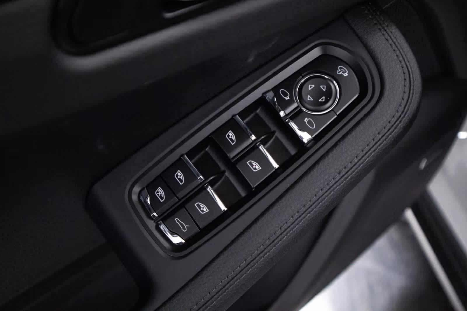 Thumbnail: 2025 Porsche Macan - 18