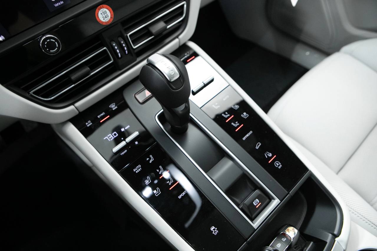 Thumbnail: 2026 Porsche Macan - 27