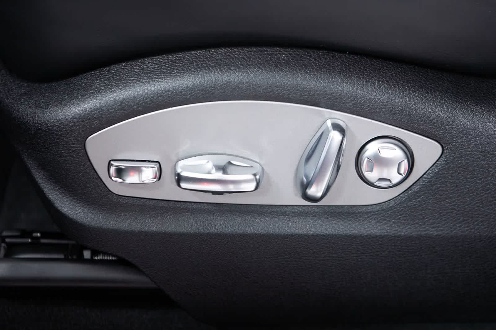 Thumbnail: 2026 Porsche Macan - 25