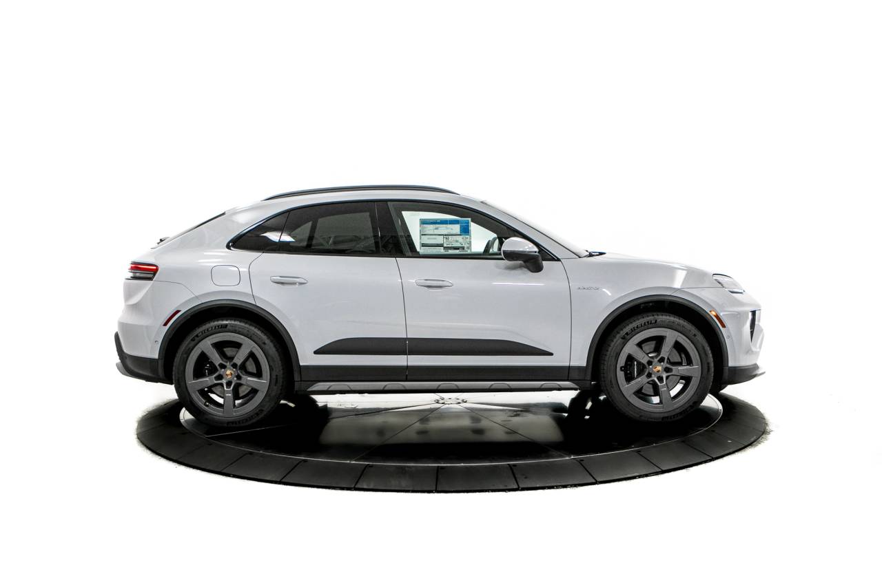 Thumbnail: 2026 Porsche Macan - 8