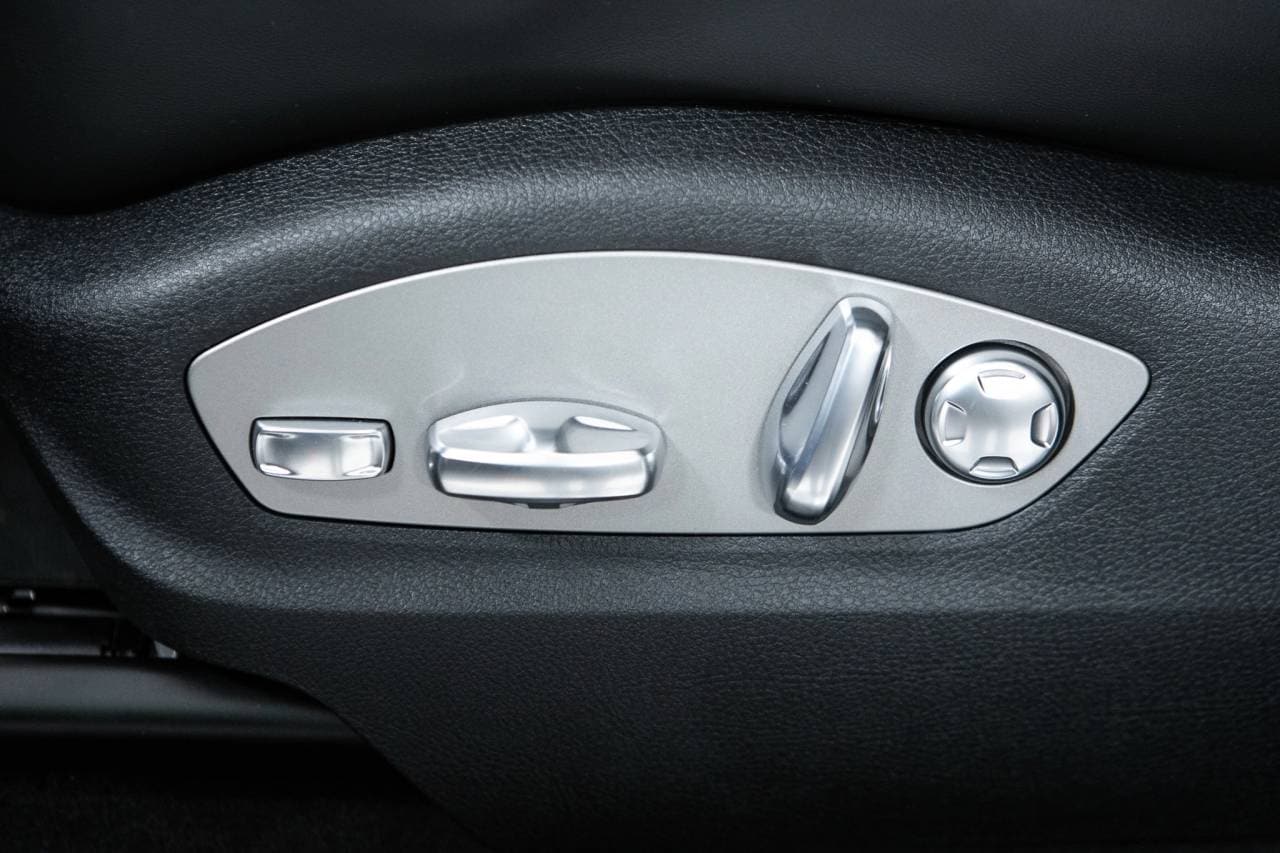 Thumbnail: 2026 Porsche Macan - 23