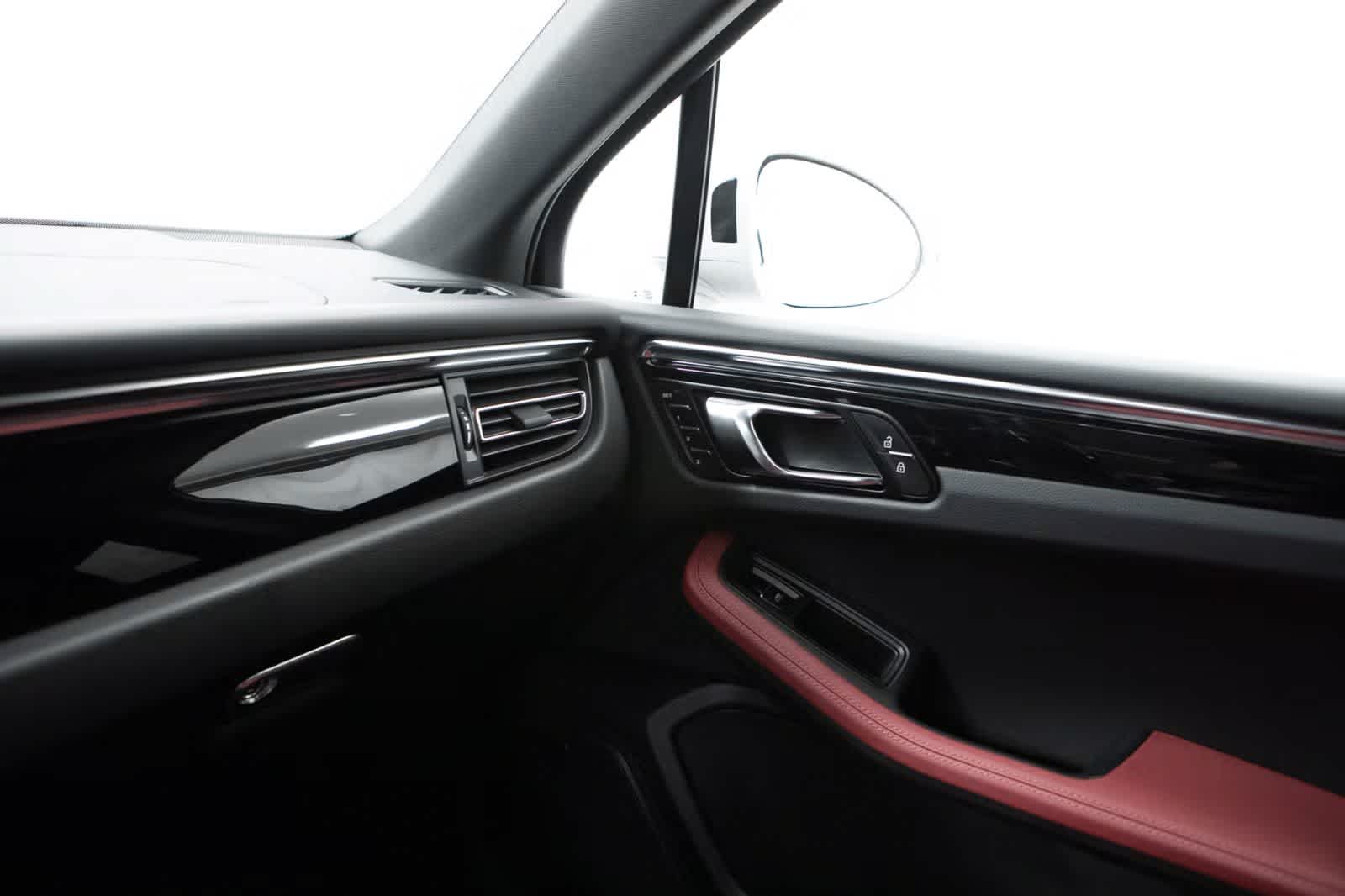 Thumbnail: 2026 Porsche Macan - 31