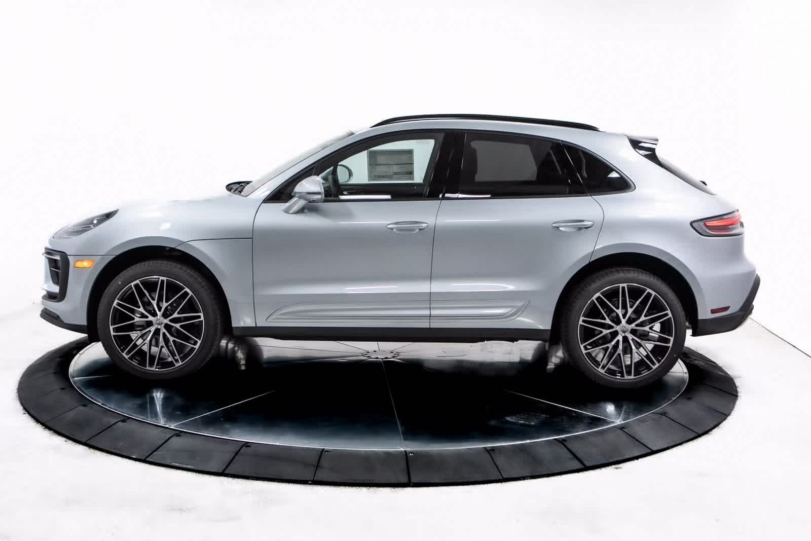 2025 Porsche Macan Base photo 2