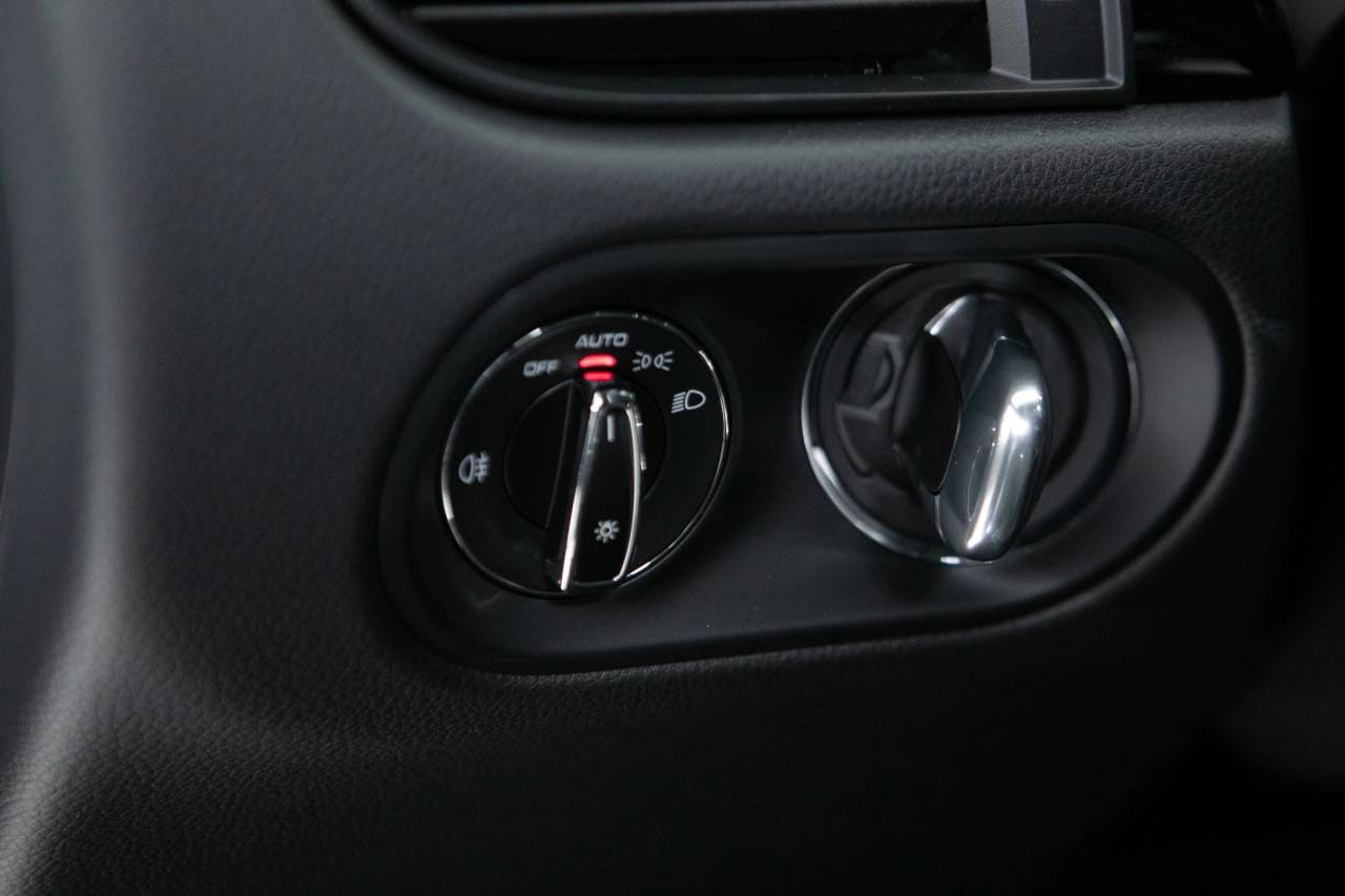 Thumbnail: 2026 Porsche Macan - 27