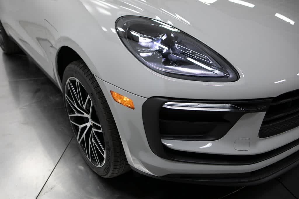 Thumbnail: 2025 Porsche Macan - 12