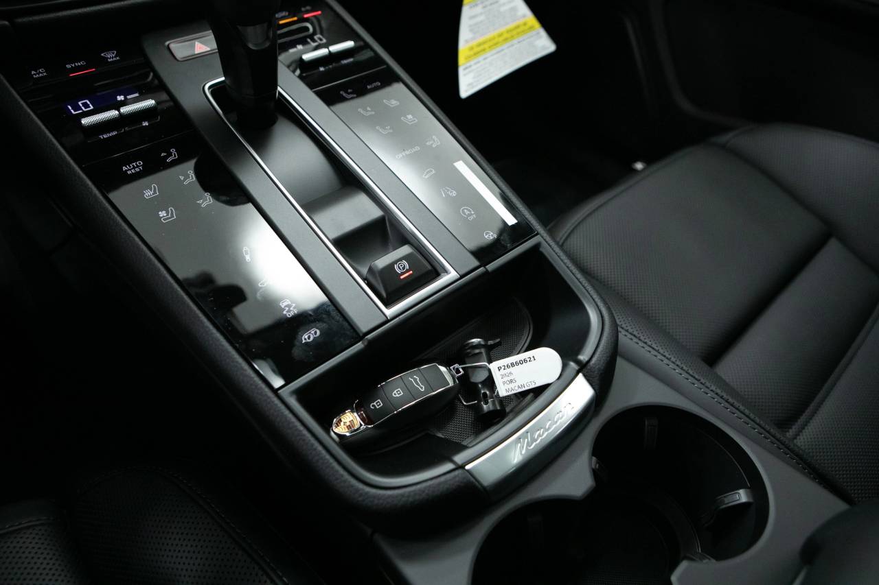 Thumbnail: 2026 Porsche Macan - 30