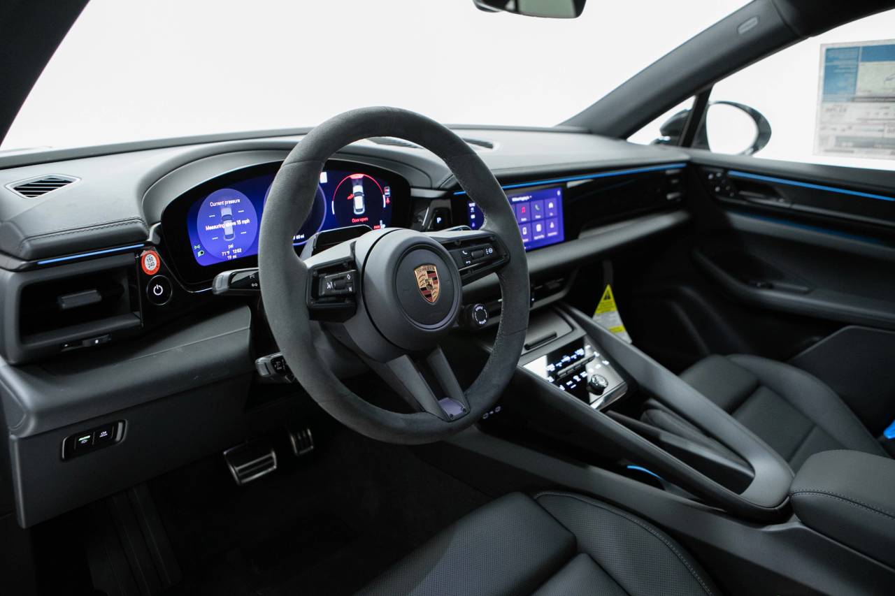 Thumbnail: 2026 Porsche Macan - 4