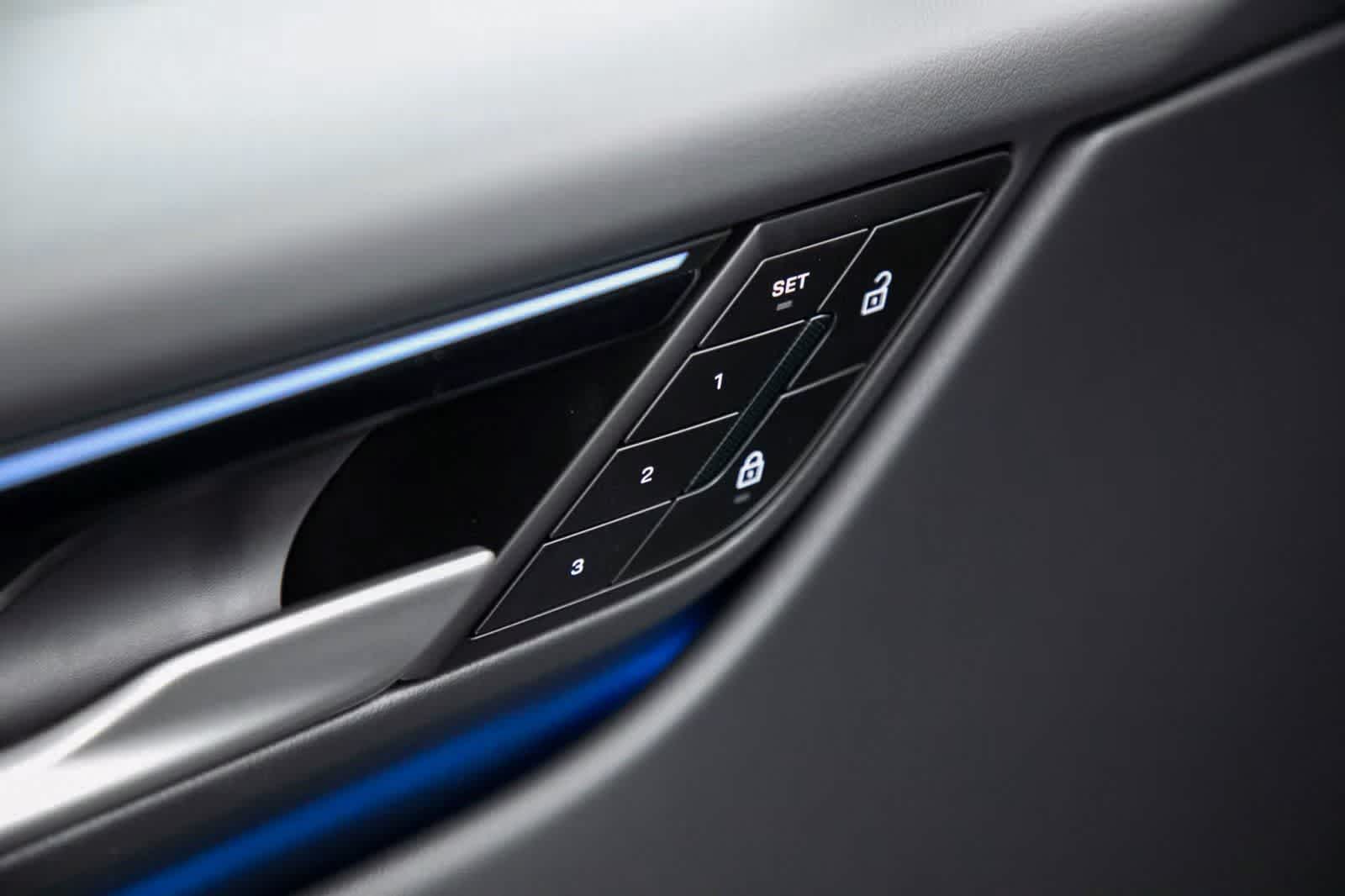 Thumbnail: 2025 Porsche Macan - 20