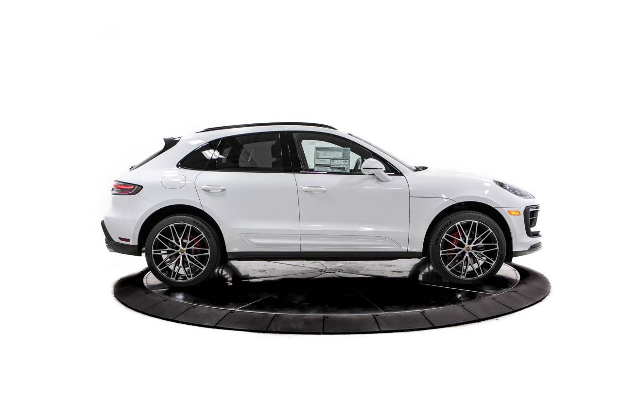 Thumbnail: 2026 Porsche Macan - 8